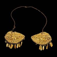 A pair of Asian gold repoussé plaques 錾刻金牌饰一对