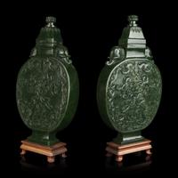A Pair of Chinese Spinach Jade Moon Flasks and Covers, 20th Century 近代 碧玉抱月瓶一對