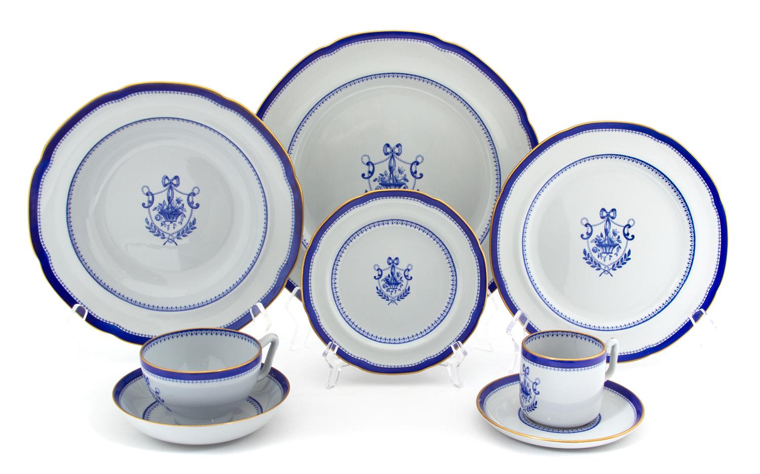 A Spode-Copeland New Stone Porcelain Dinner Service Dinner plate 10 1/4 inches. — 20TH CENTURY