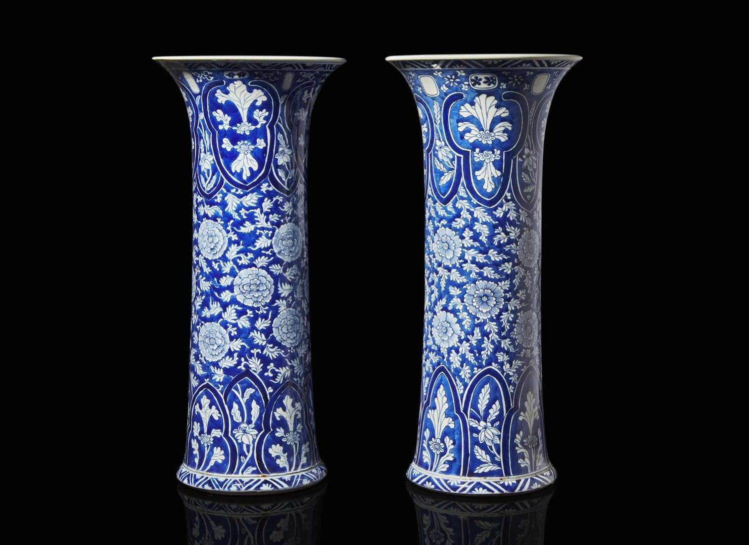 An associated pair of Chinese export blue and white porcelain large beaker vases, Kangxi period 外銷瓷青花花觚或一對 清康熙