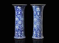 An associated pair of Chinese export blue and white porcelain large beaker vases, Kangxi period 外銷瓷青花花觚或一對 清康熙