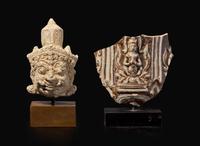 A Thai stucco head of a guardian and a large Thai vessel fragment, 14th-15th century 暹羅石灰岩雕及陶片 十四至十五世紀