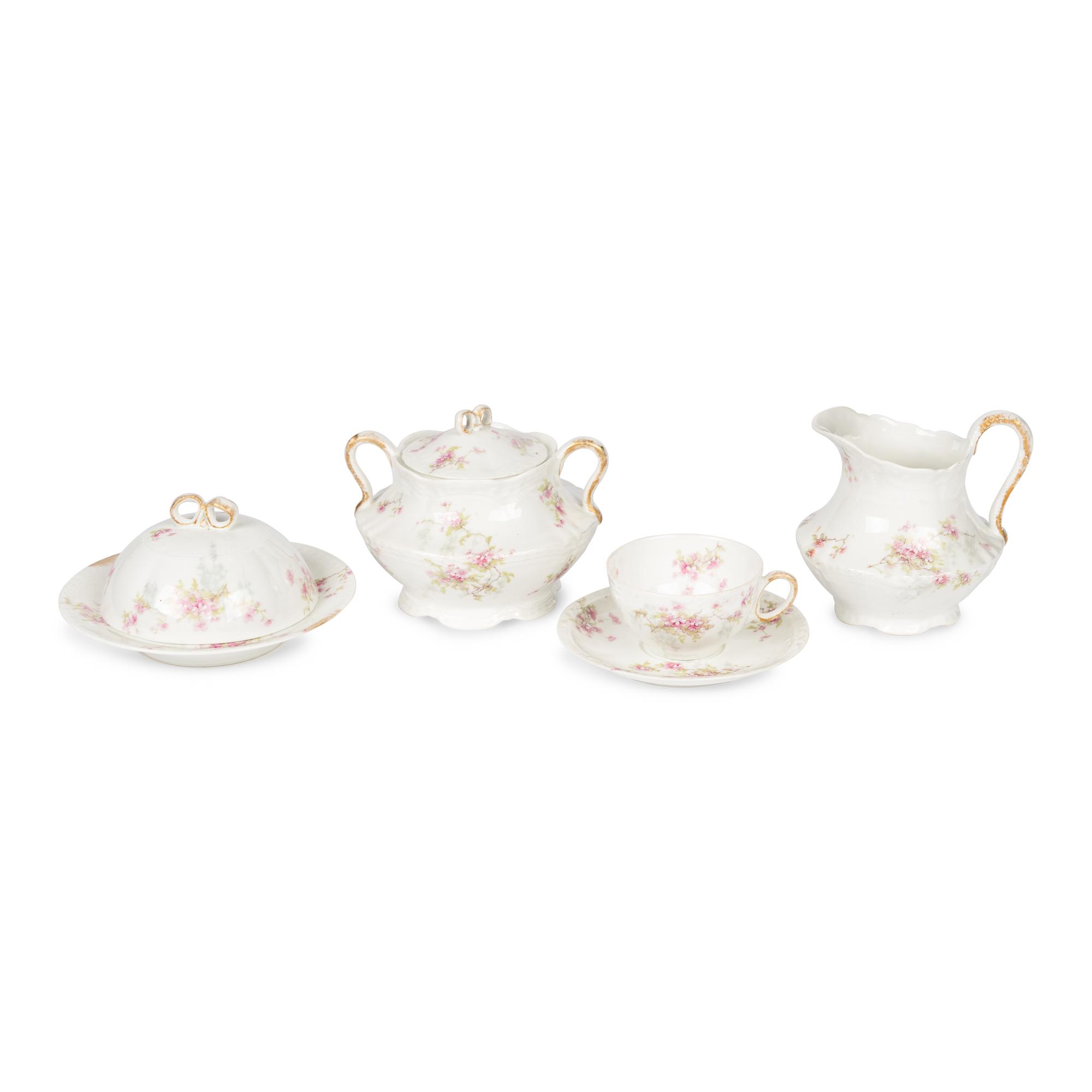 A Havilland-Limoges Porcelain Dinner Service