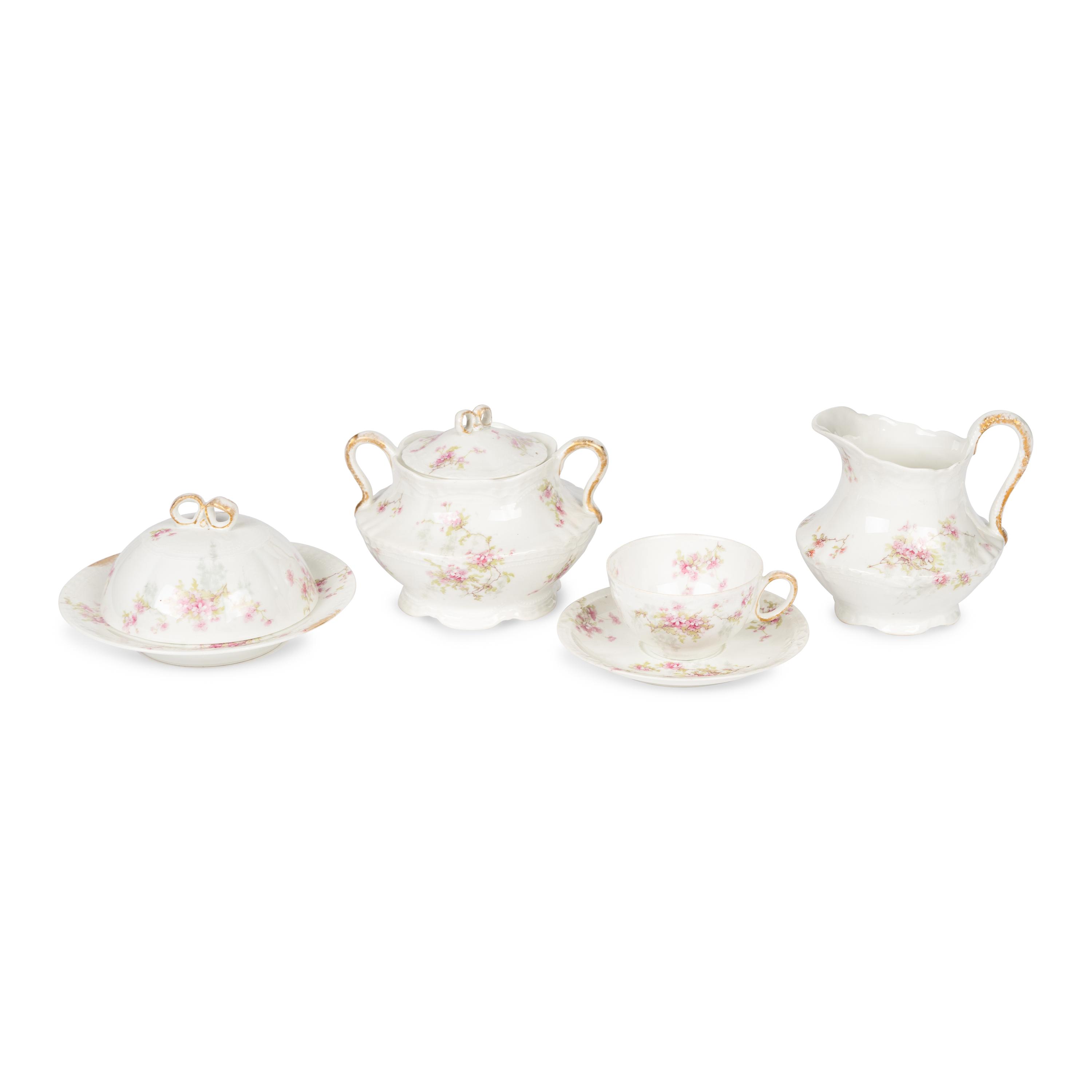A Havilland-Limoges Porcelain Dinner Service
