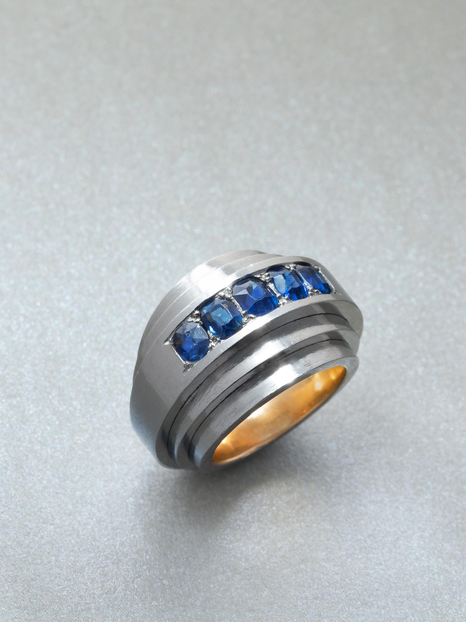 SUZANNE BELPERRON, PALLADIUM, YELLOW GOLD AND SAPPHIRE 'STEPPED MODEL' RING