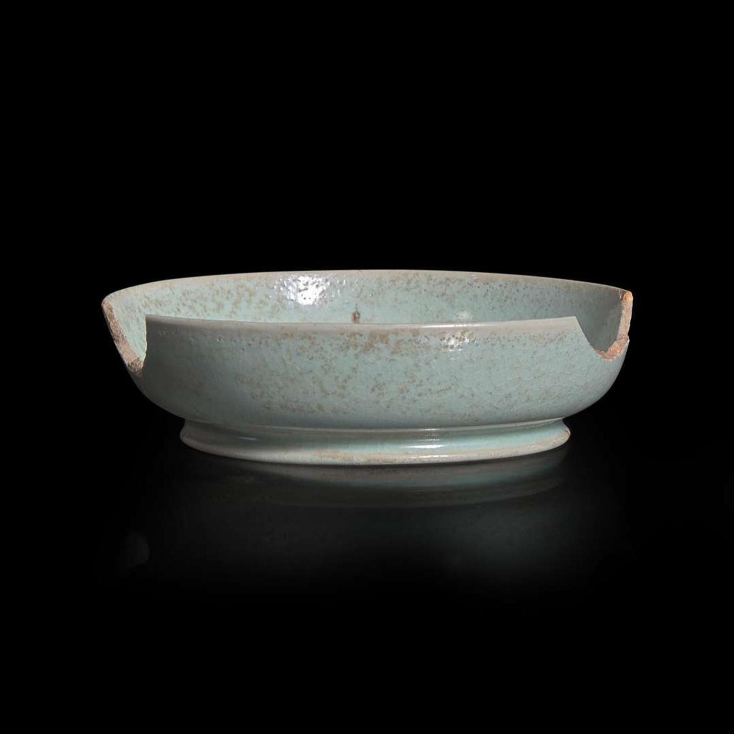 A Chinese Ru style pale blue-glazed dish or brushwasher 汝窑风格青瓷盘