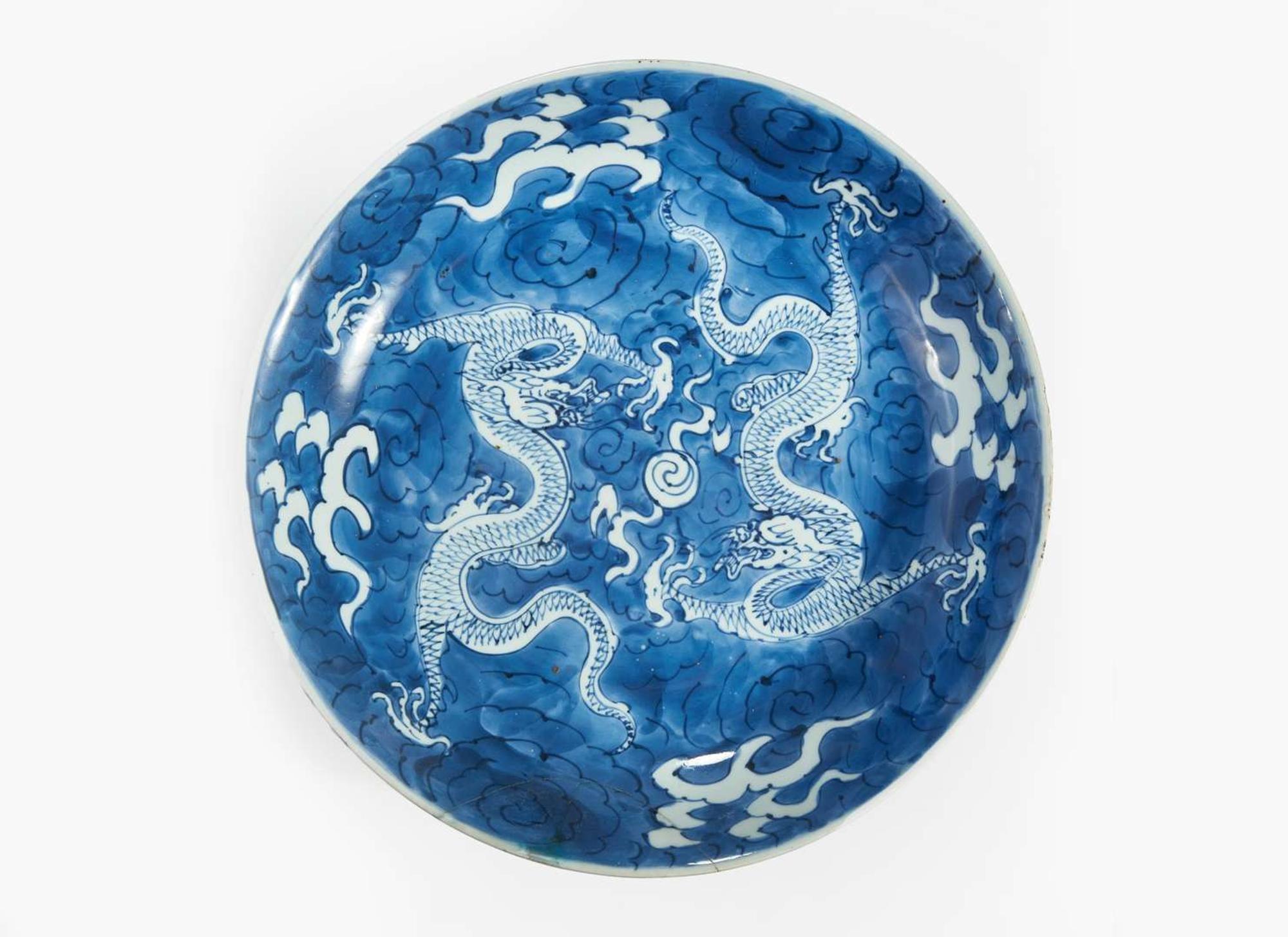 A Chinese blue and white porcelain "Double-Dragon" dish 17th/18th century 青花雙龍紋盤 十七或十八世紀