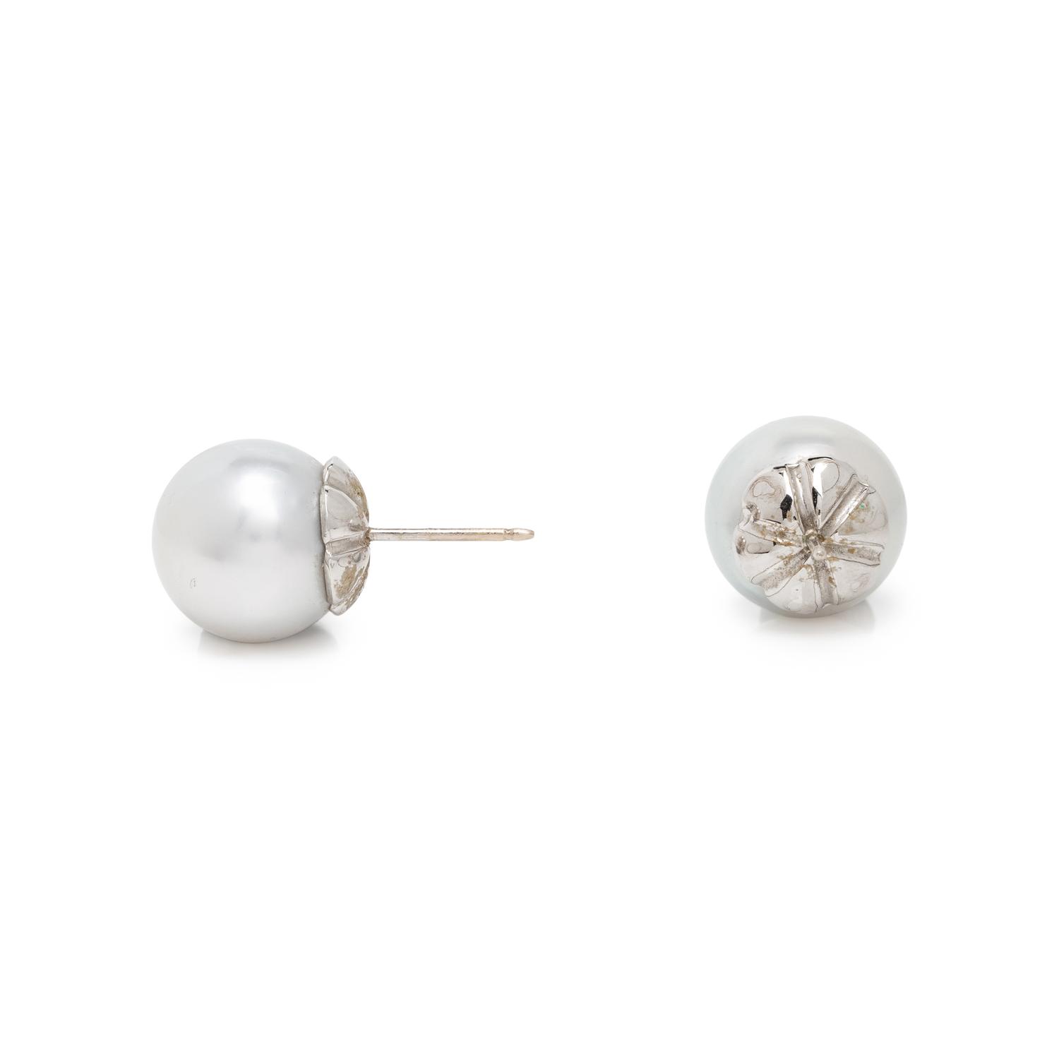 DIAMOND AND CULTURED PEARL NECKLACE AND CULTURED PEARL STUD EARRINGS