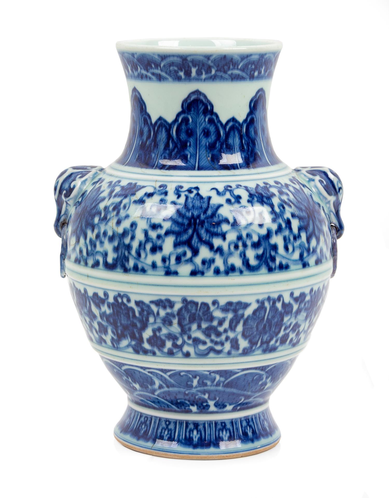 A Chinese Blue and White Porcelain Zun Vase