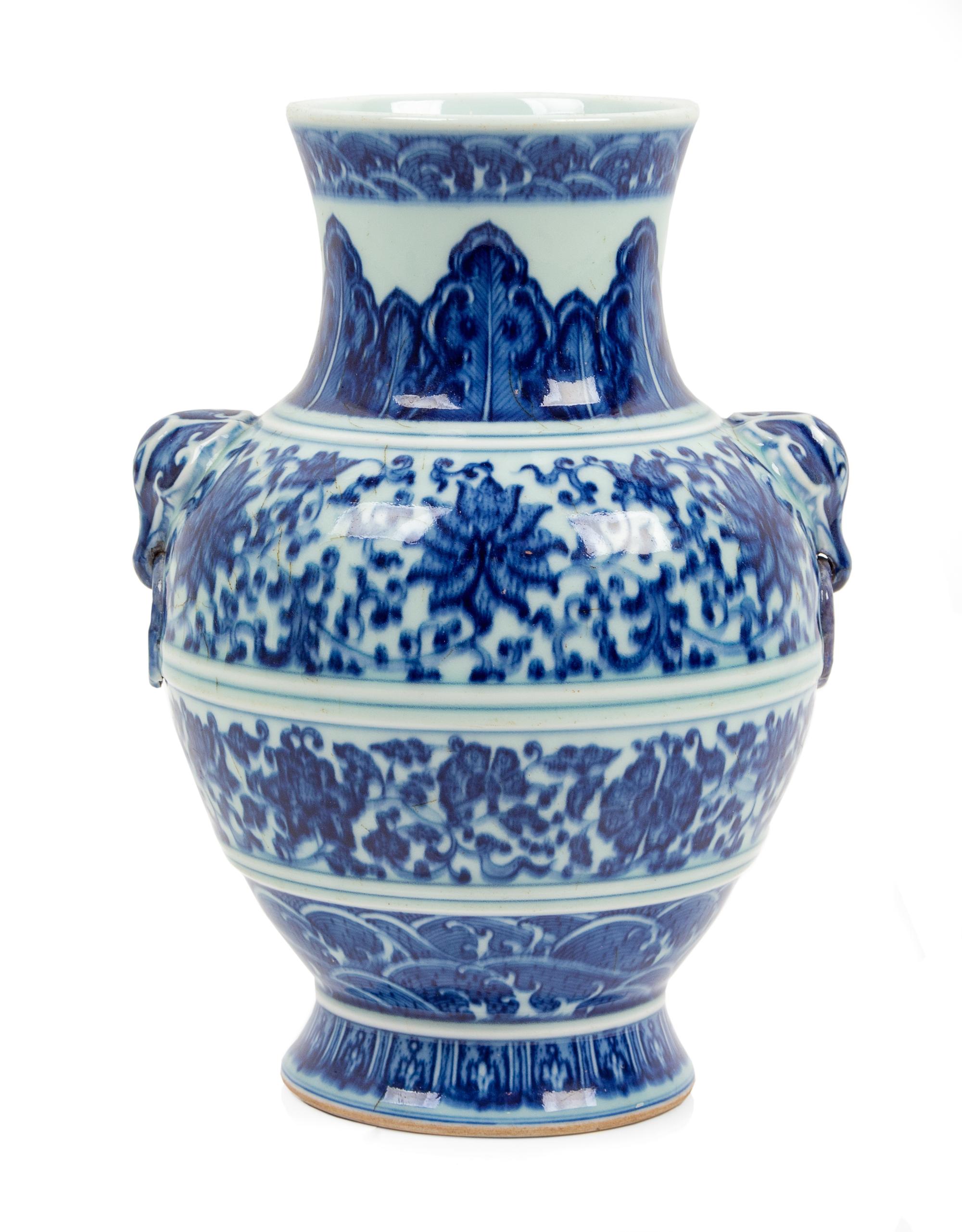 A Chinese Blue and White Porcelain Zun Vase