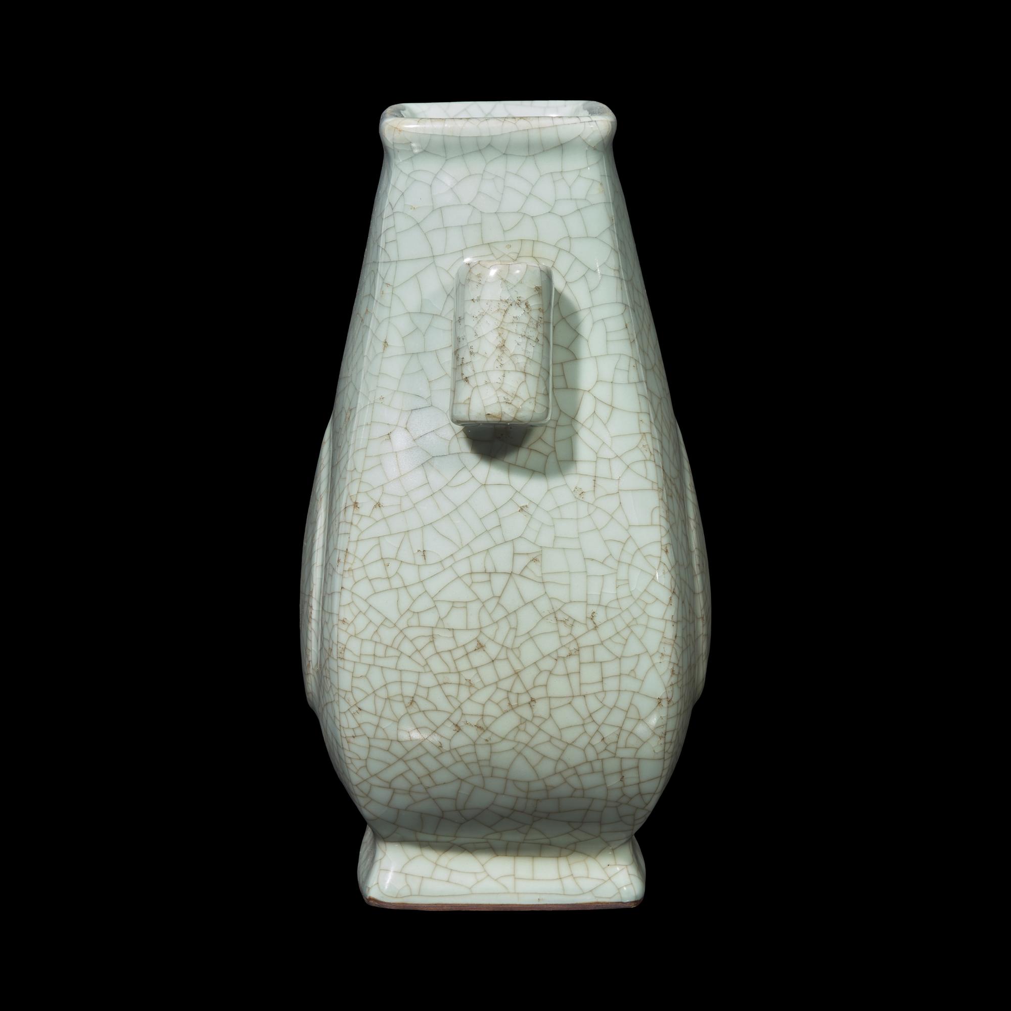 A Chinese Guan Style Crackle Glazed Arrow Vase, Fanghu 仿官窯貫耳杏圓壺