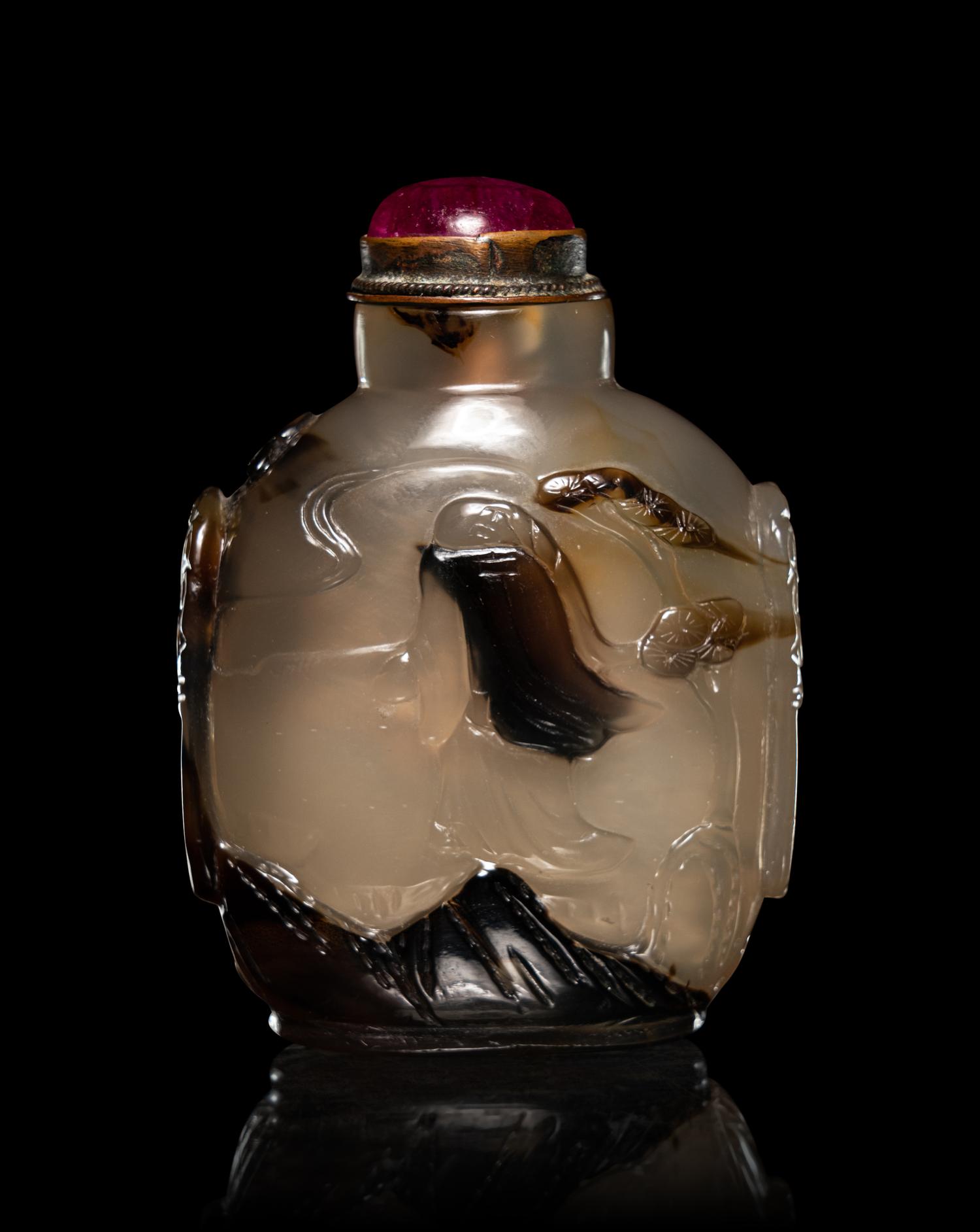 A Carved Silhouette Agate Snuff Bottle