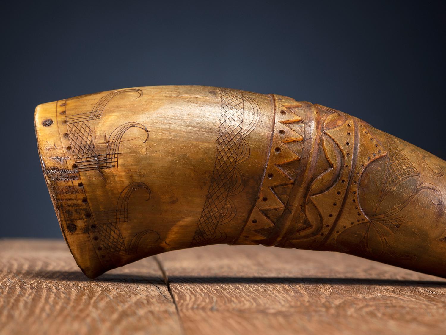 Great Lakes Carved Powder Horn, with Measure