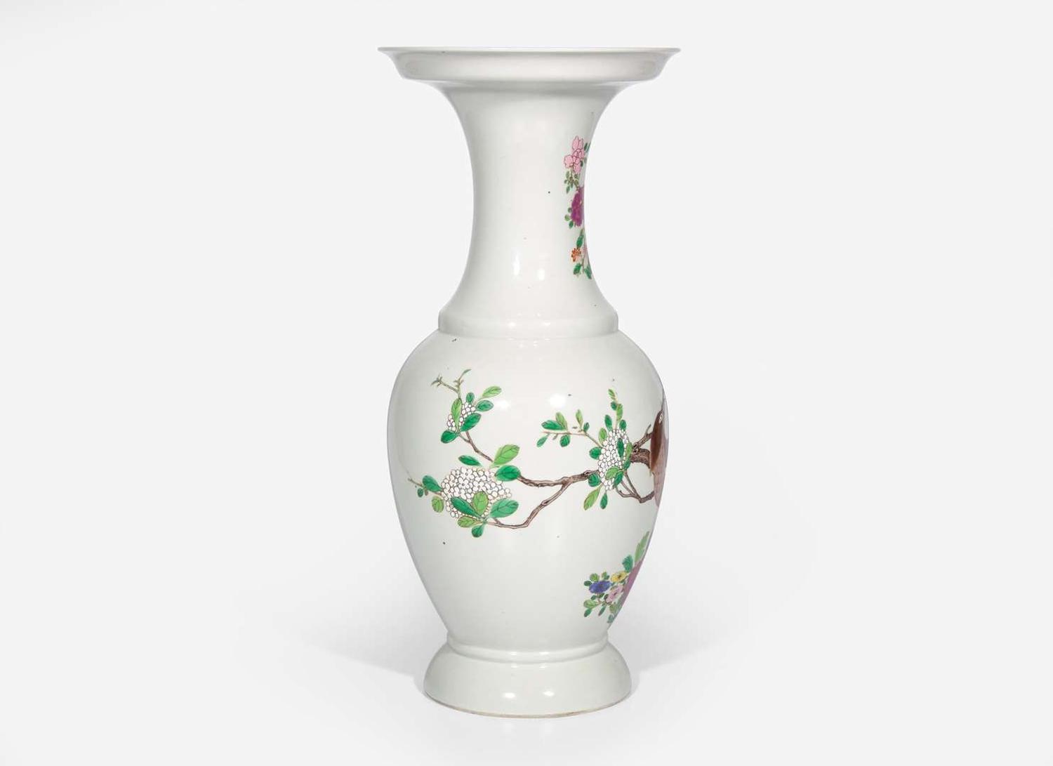 A large Chinese famille rose-decorated "Bird and Flowers" vase 粉彩花鳥瓶