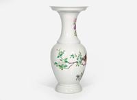 A large Chinese famille rose-decorated "Bird and Flowers" vase 粉彩花鳥瓶