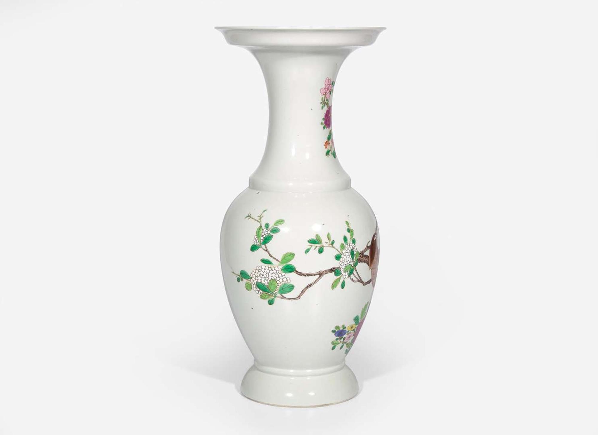 A large Chinese famille rose-decorated "Bird and Flowers" vase 粉彩花鳥瓶