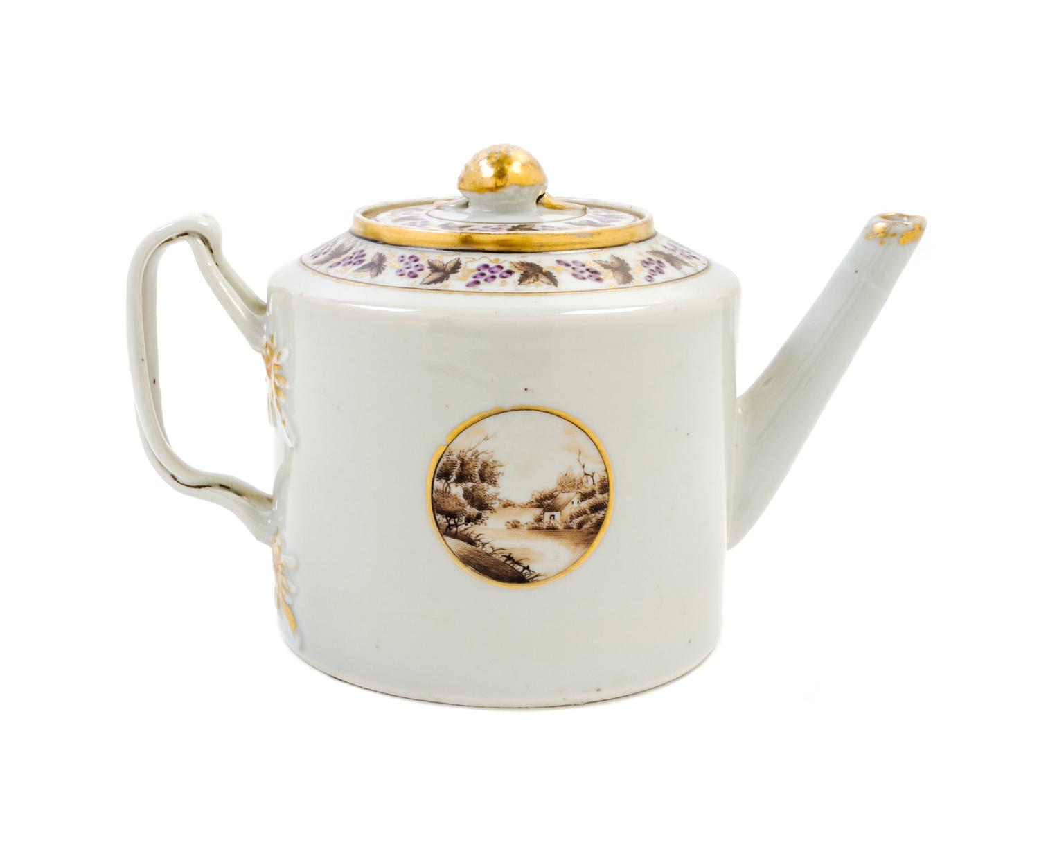 A Chinese Export Porcelain Teapot Height 5 1/2 inches. — CIRCA 1795