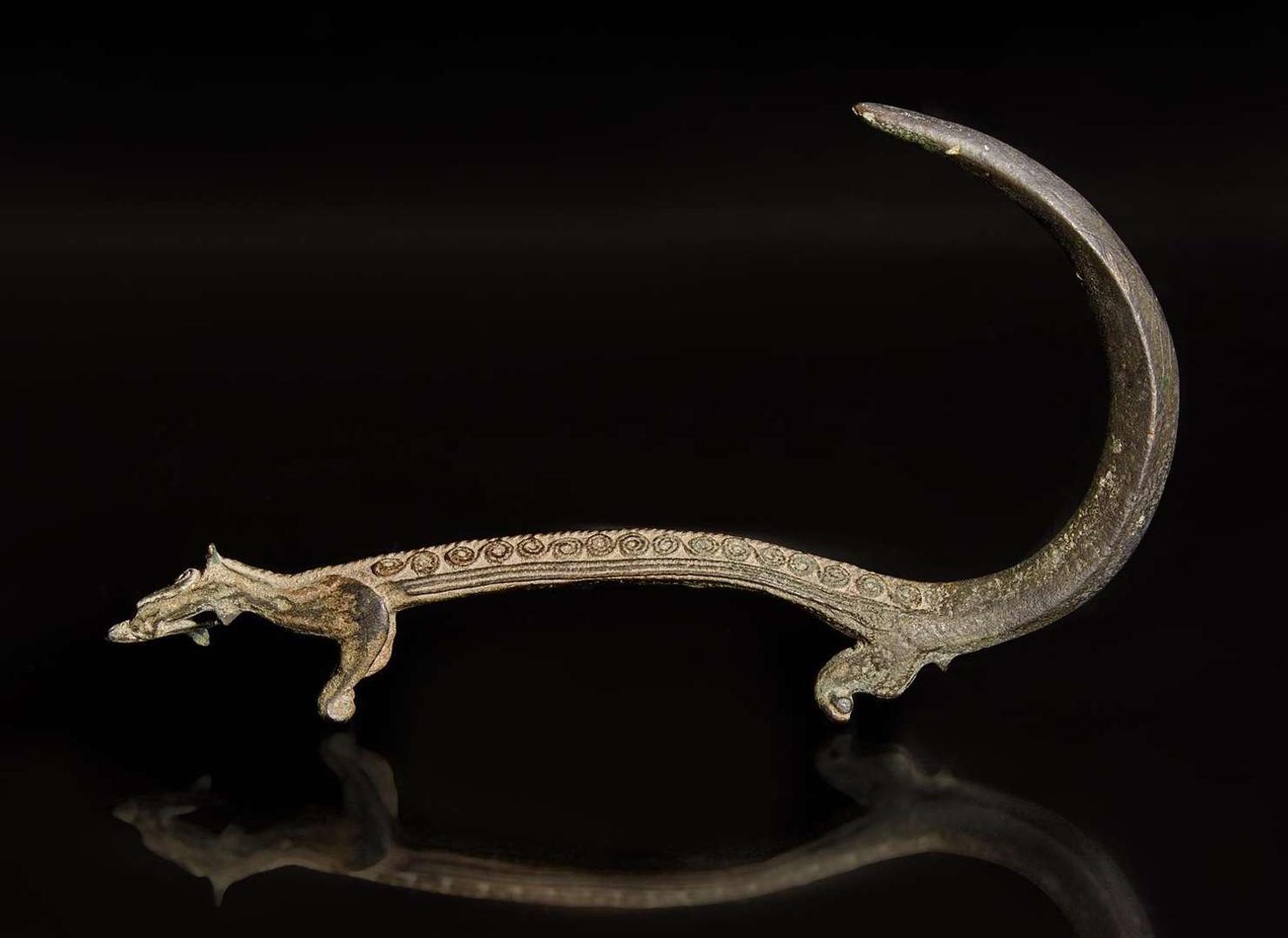 A rare Vietnamese bronze zoomorphic creature, Dong Son Culture, circa 500 BC 越南動物型青銅鉤 東山文化 約公元前500 年