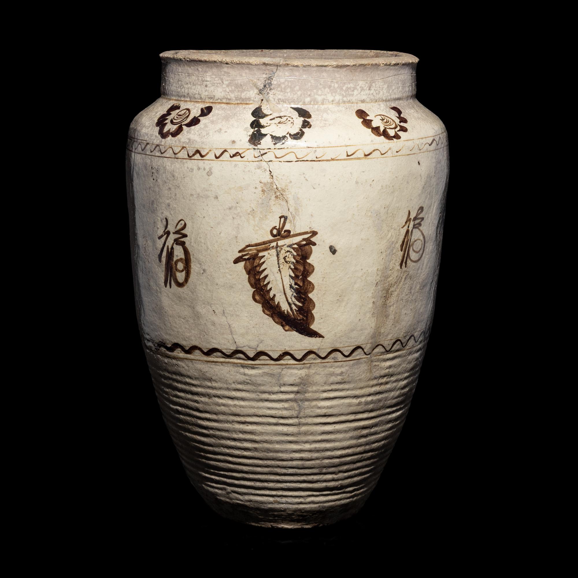 A Large Chinese Painted Cizhou Porcelain Jar, Yuan/Ming Dynasty 元/明 磁州窑白地黑花花卉紋大罐
