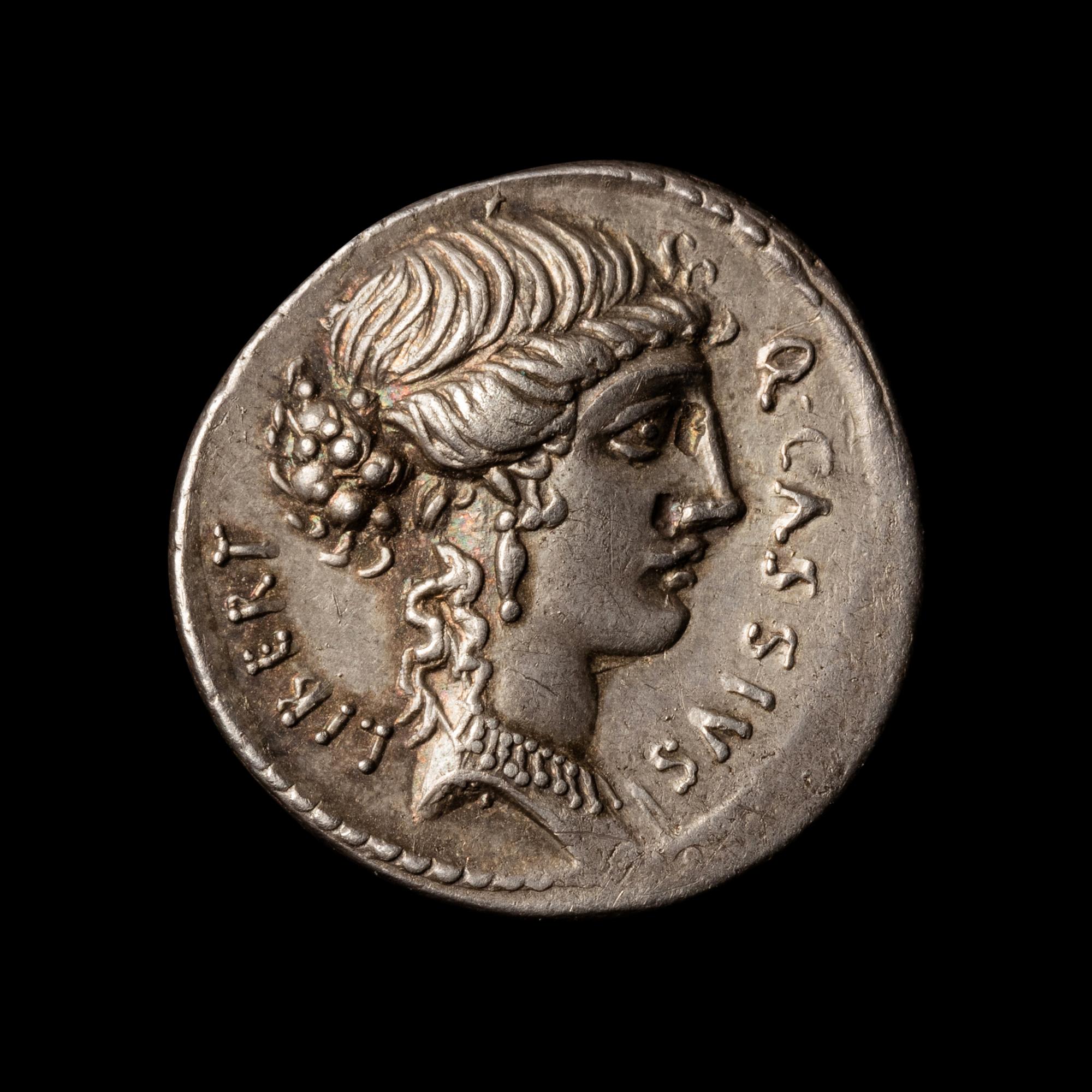 [ANCIENTS] ROMAN REPUBLIC. Q. Cassius Longinus (55 BC). Ar Denarius. (3.6 g, 18mm).