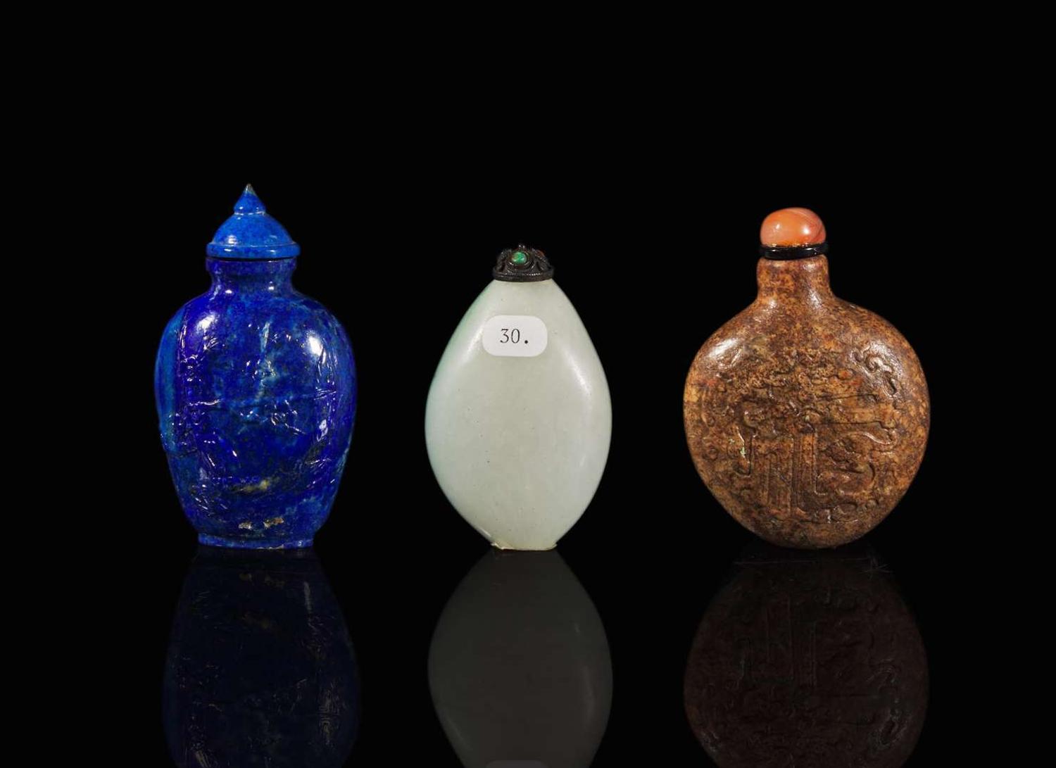 A group of three Chinese hardstone and glass snuff bottles 鼻煙壺一組三件