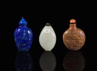 A group of three Chinese hardstone and glass snuff bottles 鼻煙壺一組三件
