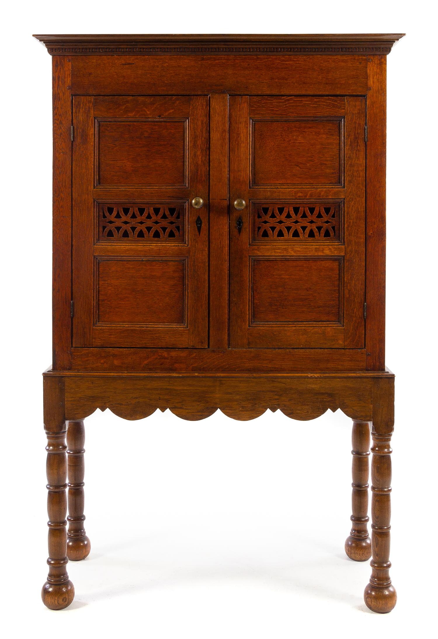 A Continental Oak Cabinet Height 68 1/4 x width 43 3/4 x depth 18 1/2 inches. — 18TH/19TH CENTURY