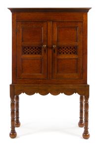 A Continental Oak Cabinet Height 68 1/4 x width 43 3/4 x depth 18 1/2 inches. — 18TH/19TH CENTURY