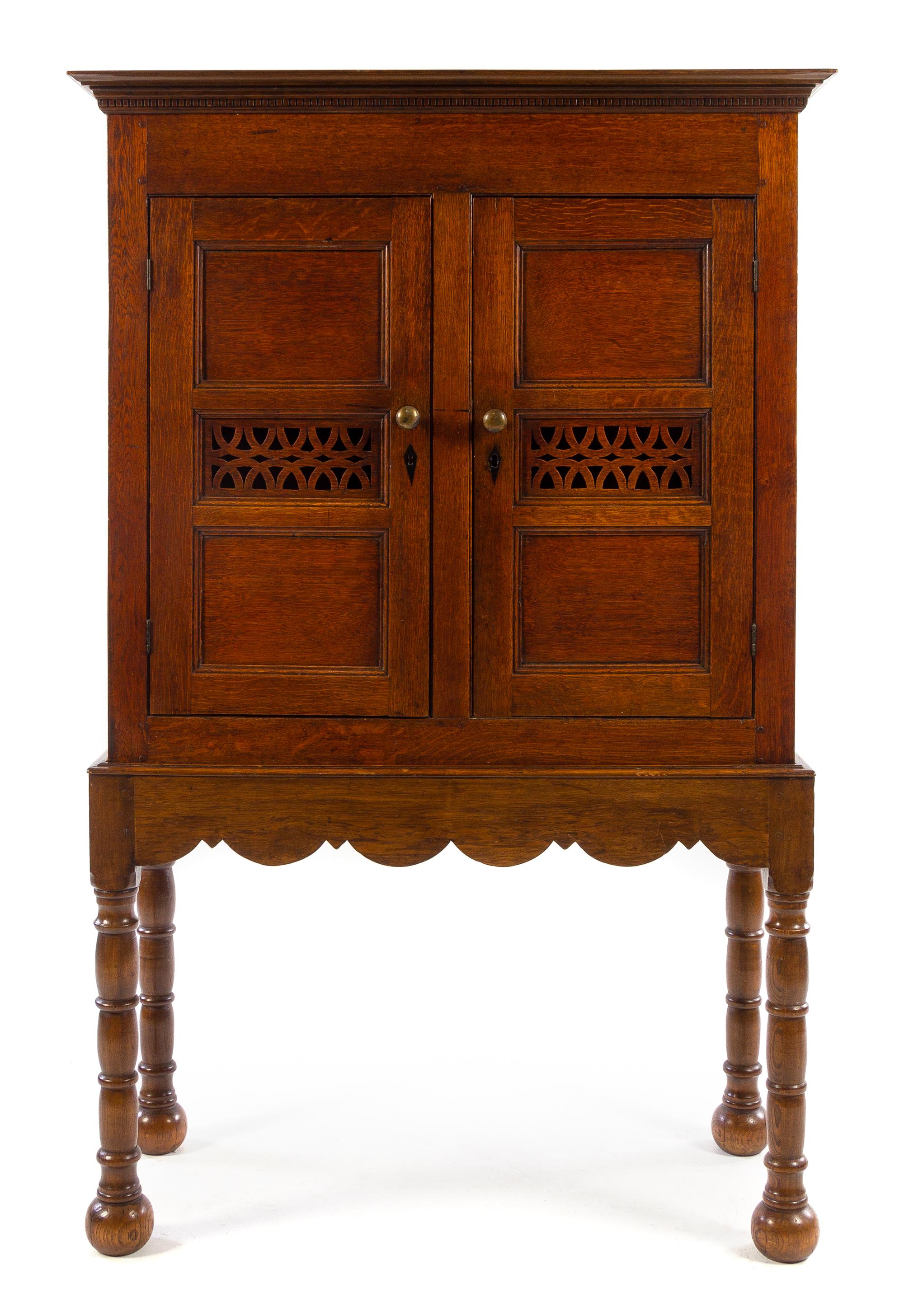 A Continental Oak Cabinet Height 68 1/4 x width 43 3/4 x depth 18 1/2 inches. — 18TH/19TH CENTURY