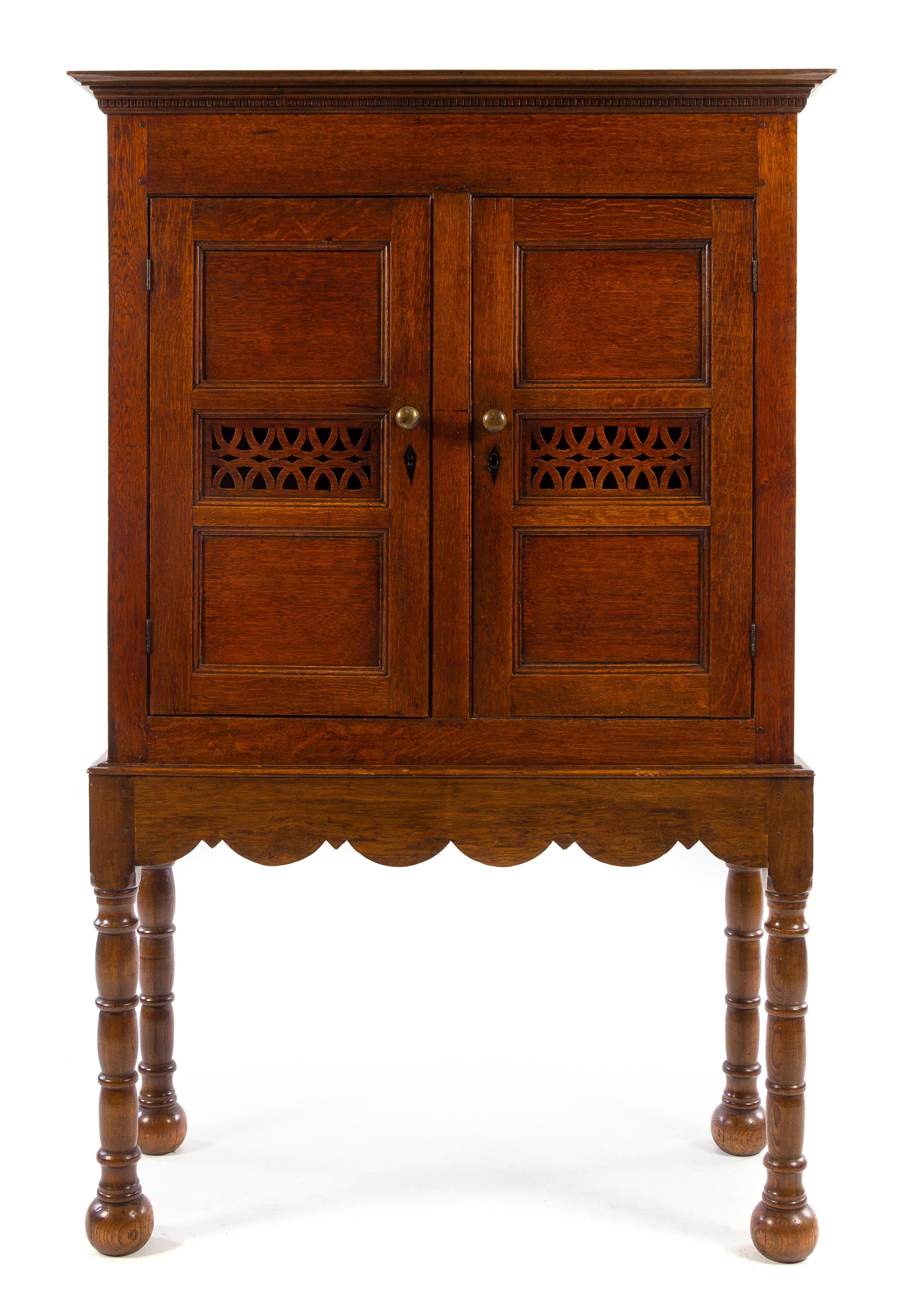 A Continental Oak Cabinet Height 68 1/4 x width 43 3/4 x depth 18 1/2 inches. — 18TH/19TH CENTURY