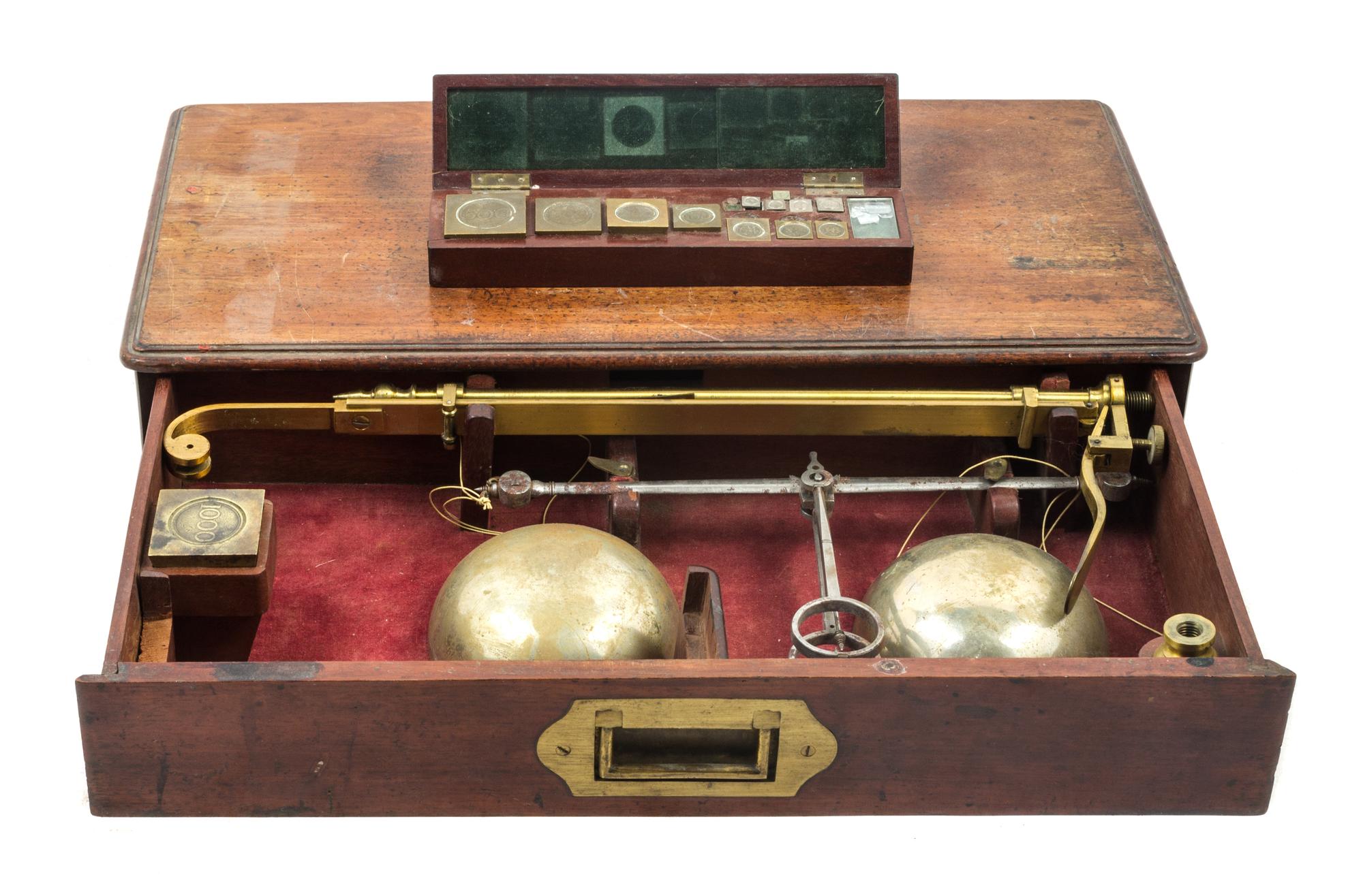 An English Brass Balance Scale Height of frame 14 inches. — DEGRAVE, SHORT & CO., LONDON, LATE 19TH/EARLY 20TH CENTURY