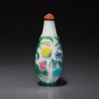 A Chinese Six-Color Overlay Glass Snuff Bottle, Qing Dynasty, Circa 1800-1850 — 1800-1850年 涅白地套六色料花卉紋鼻煙壺