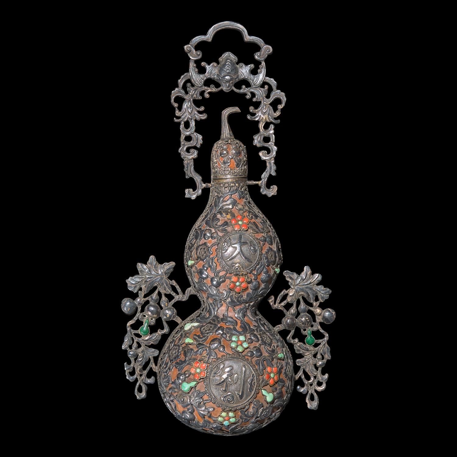A Chinese Embellished Silver-Mounted Double Gourd Wall Vase, Qing to Republic Period 清晚期 銀嵌寳葫蘆‘大利’壁瓶