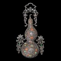 A Chinese Embellished Silver-Mounted Double Gourd Wall Vase, Qing to Republic Period 清晚期 銀嵌寳葫蘆‘大利’壁瓶