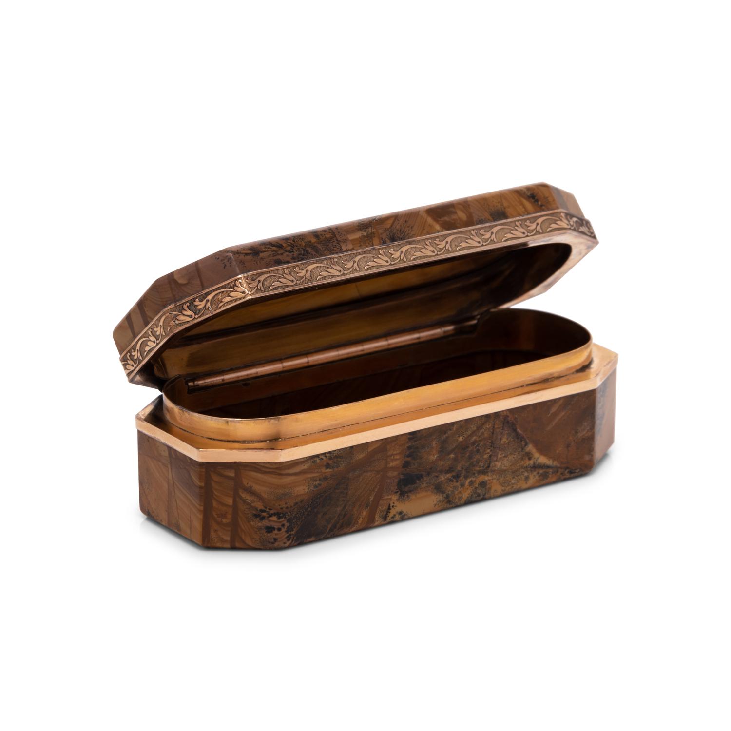 A Gold-Mounted Opaque Agate Snuff Box