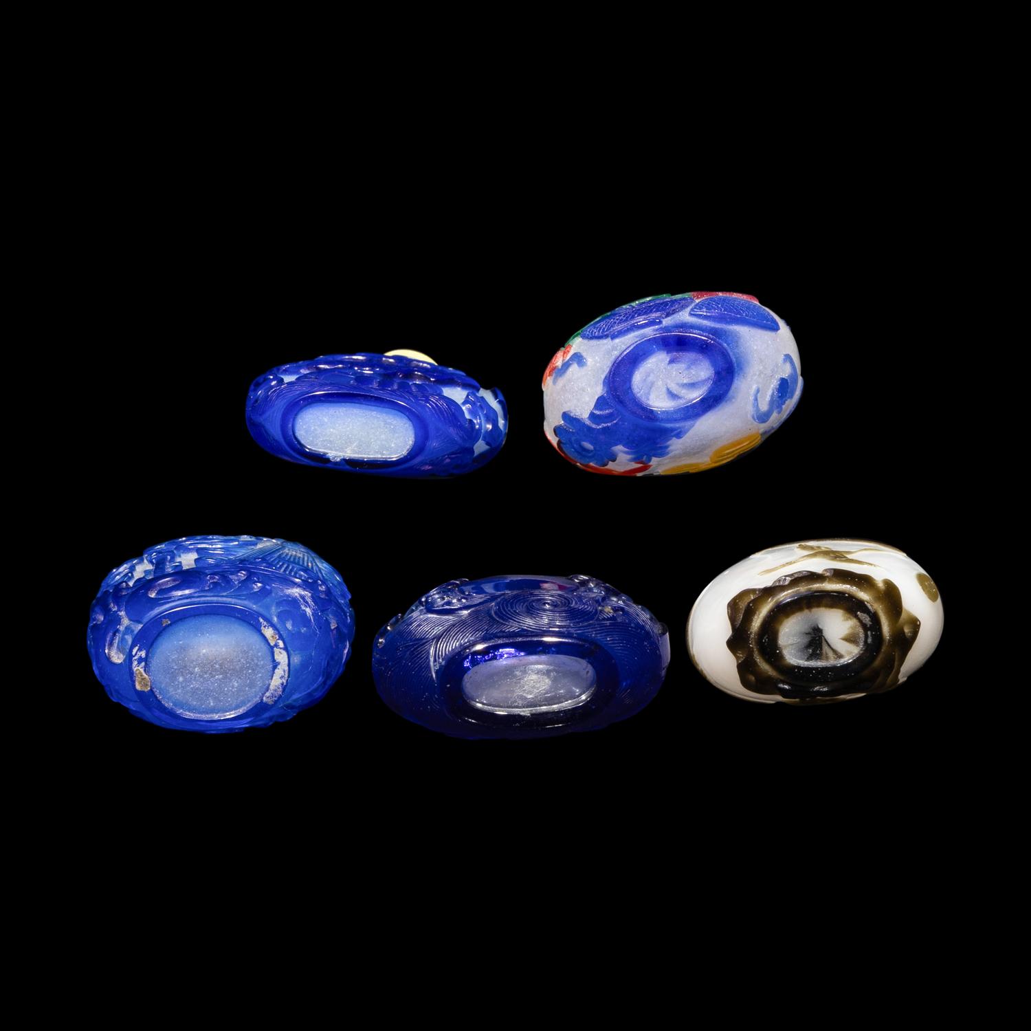 Five Chinese Glass Overlay Snuff Bottles, 19th-20th Century 晚清-民國 套料鼻烟壺五支
