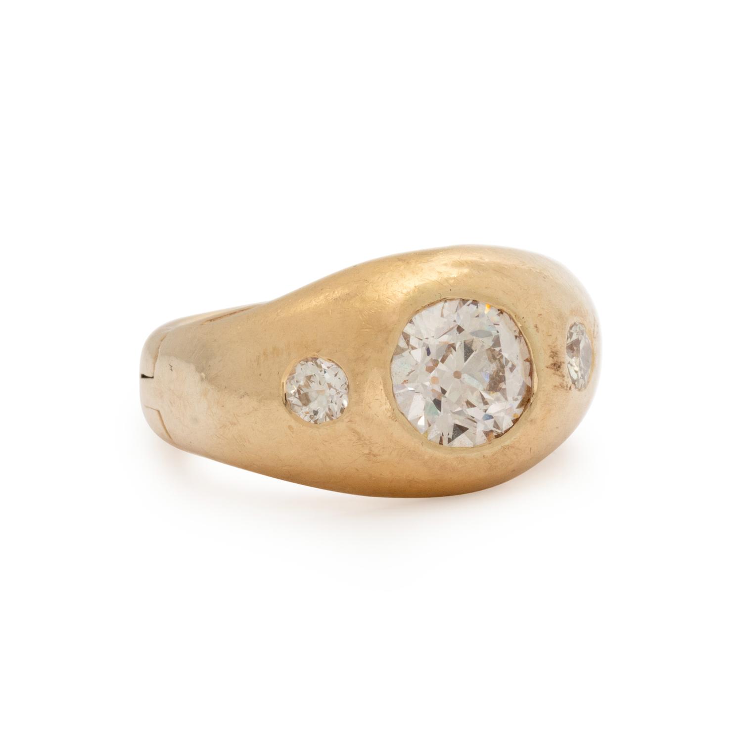 YELLOW GOLD AND DIAMOND RING