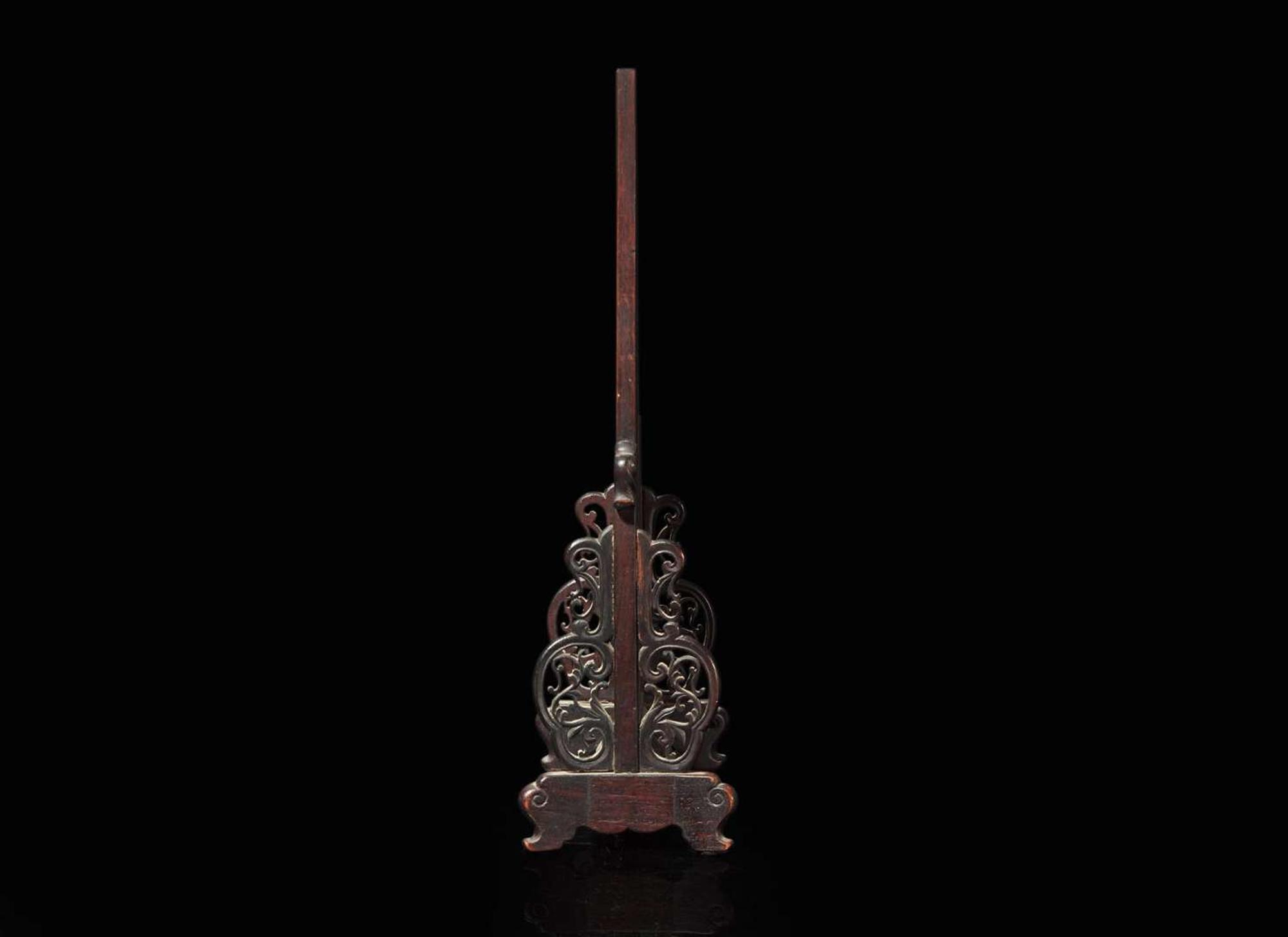 A Chinese laque-burgaute table screen, 18th century, with later carved wood stand 嵌螺鈿硯屏 十八世紀 後配木座