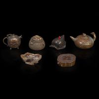 A group of six assorted Japanese and Chinese water droppers and scholar’s items 中国及日本文房一组六件