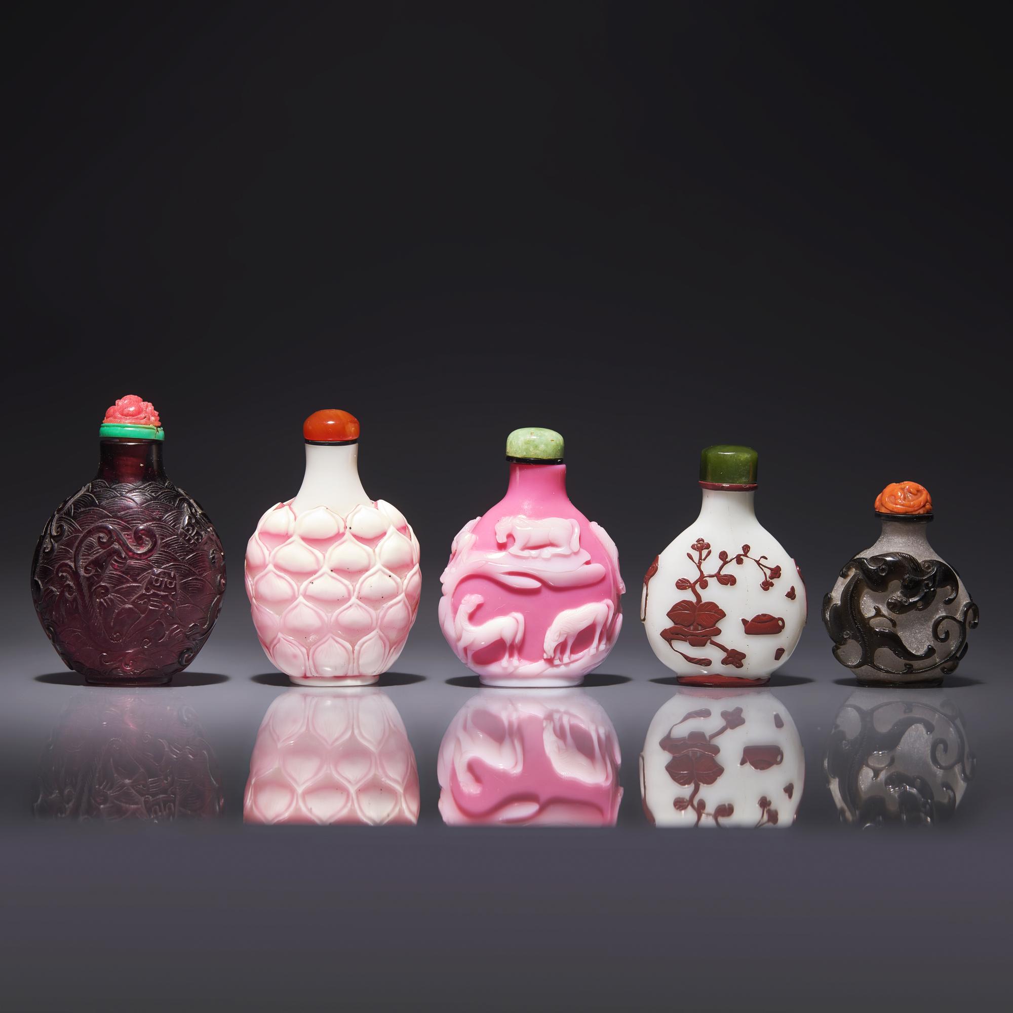 Five Chinese Glass Snuff Bottles 料器鼻烟壺五支