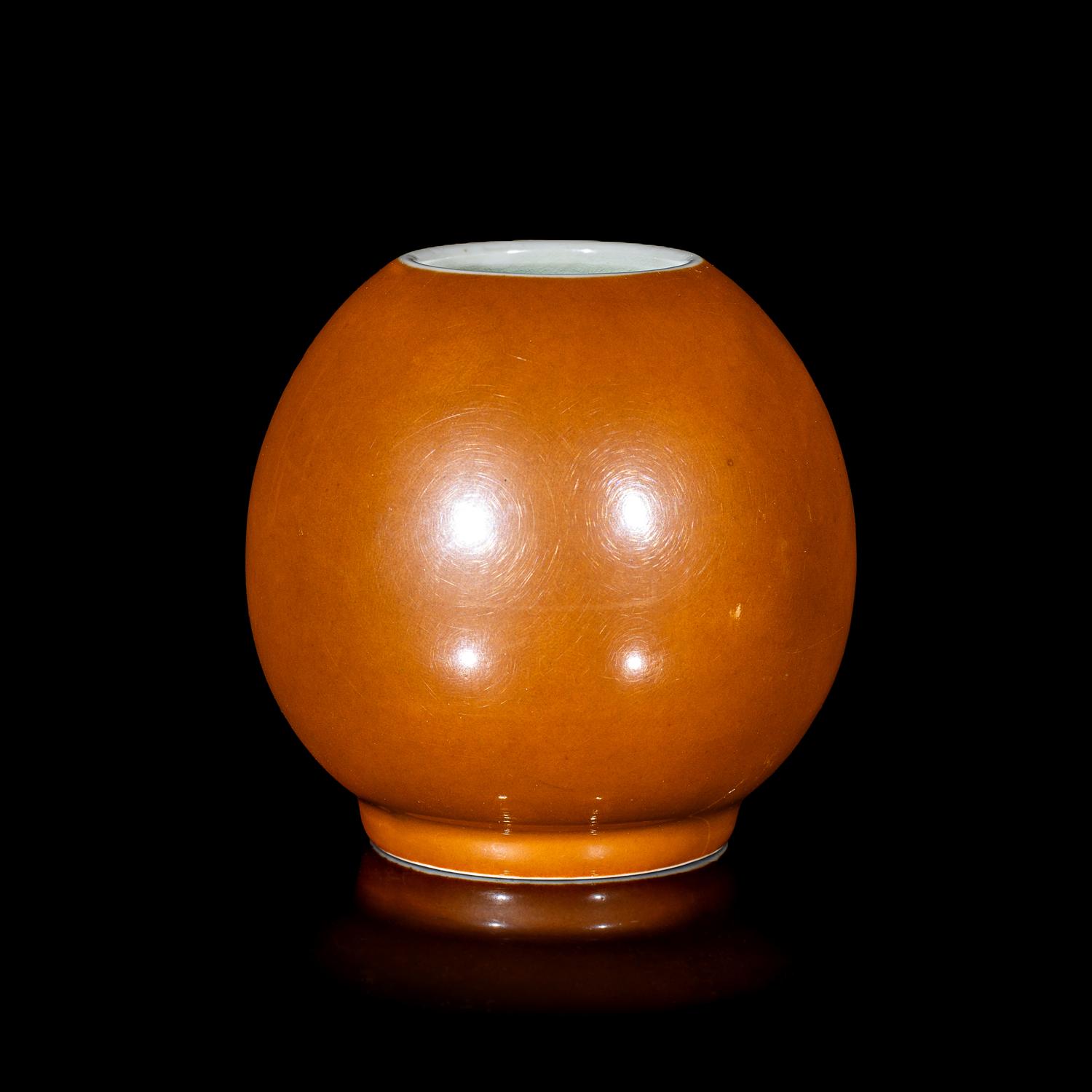 A Chinese Persimmon Glazed Porcelain Coupe, Qianlong Period 清乾隆 紫金釉水呈