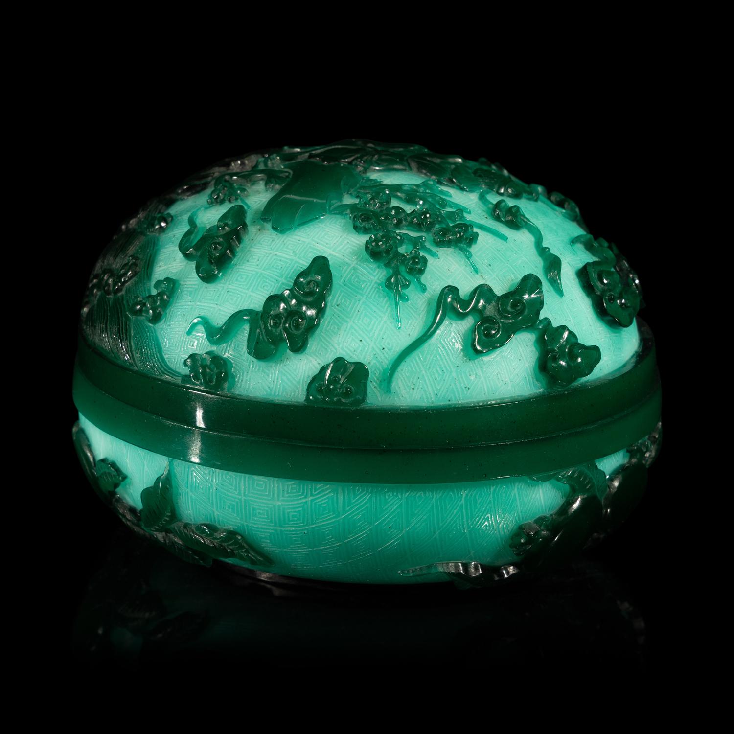 A Chinese Green Overlay Opaque Peking Glass Box and Cover — 涅白地套墨綠料劉海戯金蟾蓋盒
