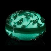 A Chinese Green Overlay Opaque Peking Glass Box and Cover — 涅白地套墨綠料劉海戯金蟾蓋盒