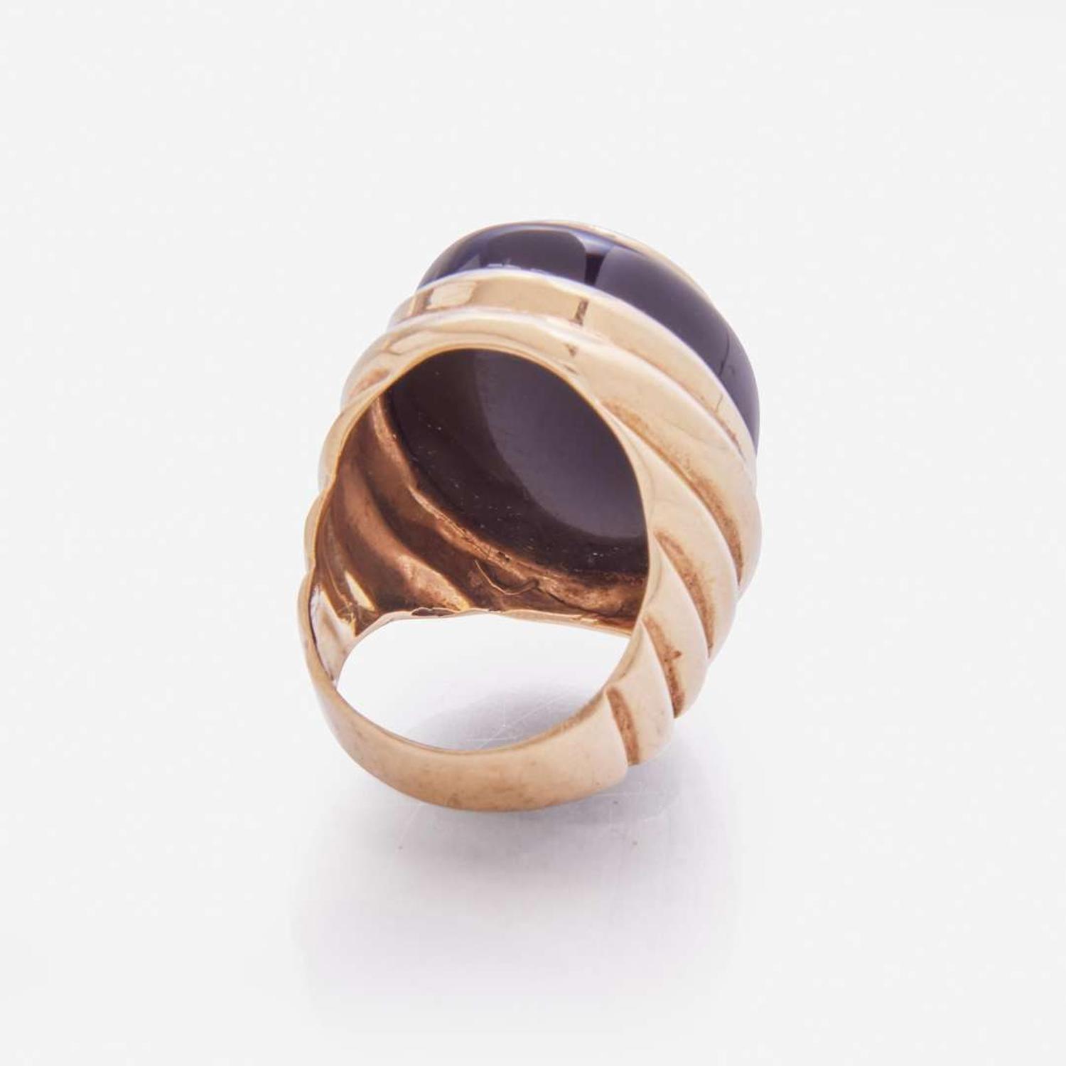 A 14K Yellow Gold, Black Onyx, and Mother of Pearl Cameo Ring