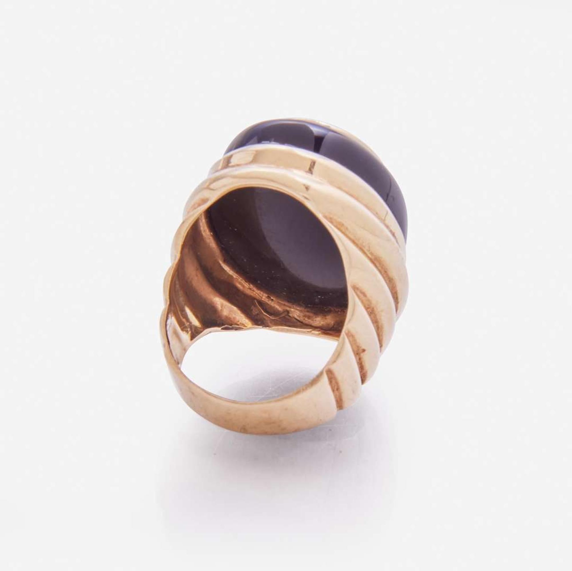 A 14K Yellow Gold, Black Onyx, and Mother of Pearl Cameo Ring