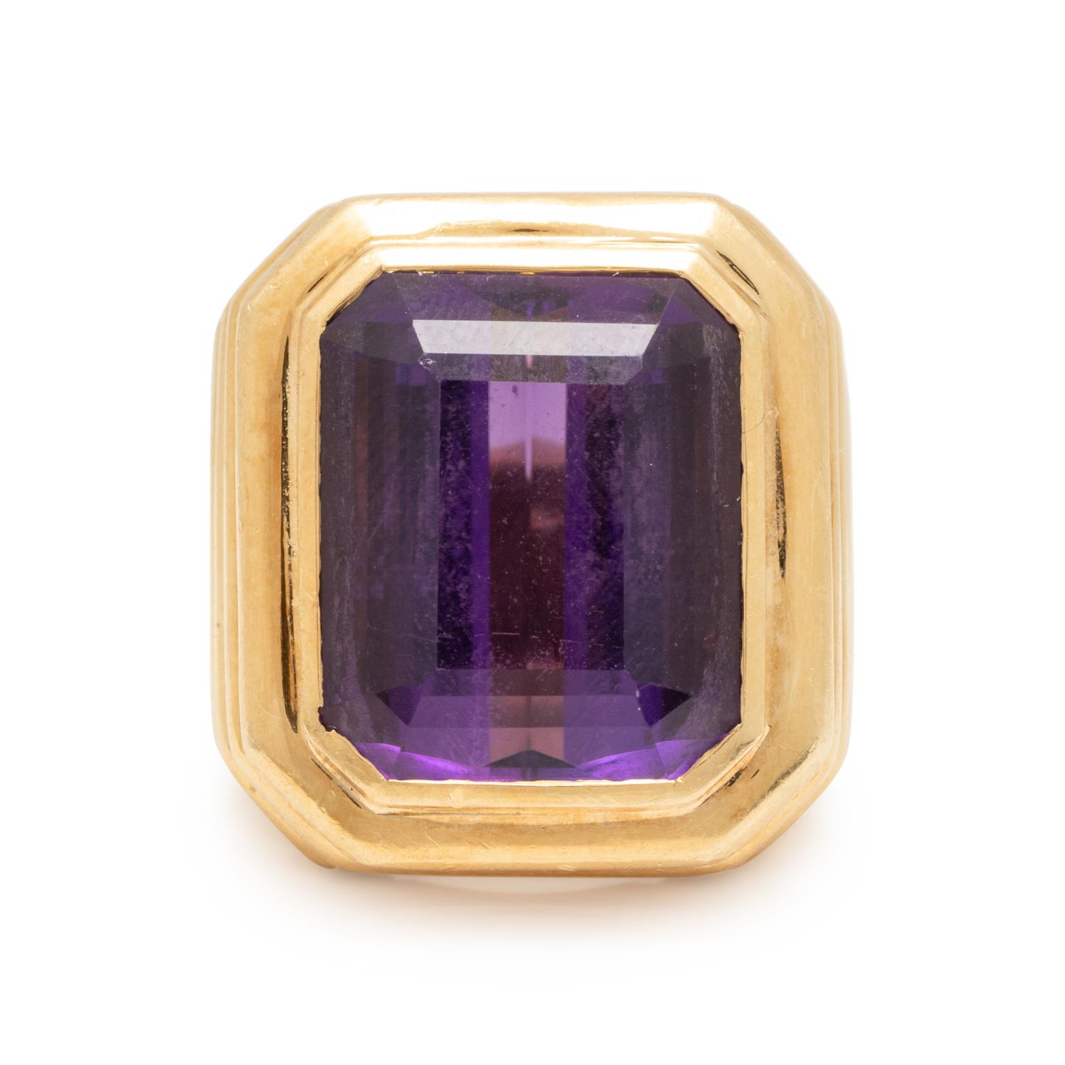 AMETHYST AND YELLOW GOLD RING