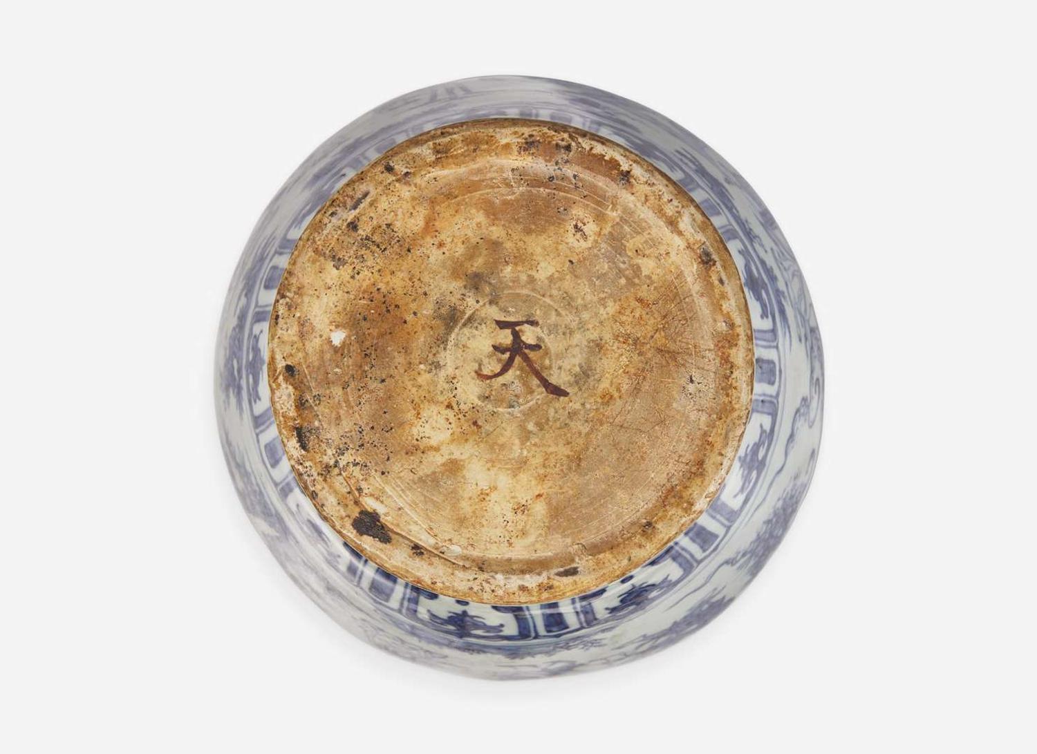 A Chinese blue and white porcelain "Windswept" jar 15th/16th century or later 青花人物罐 十五十六世紀或更晚