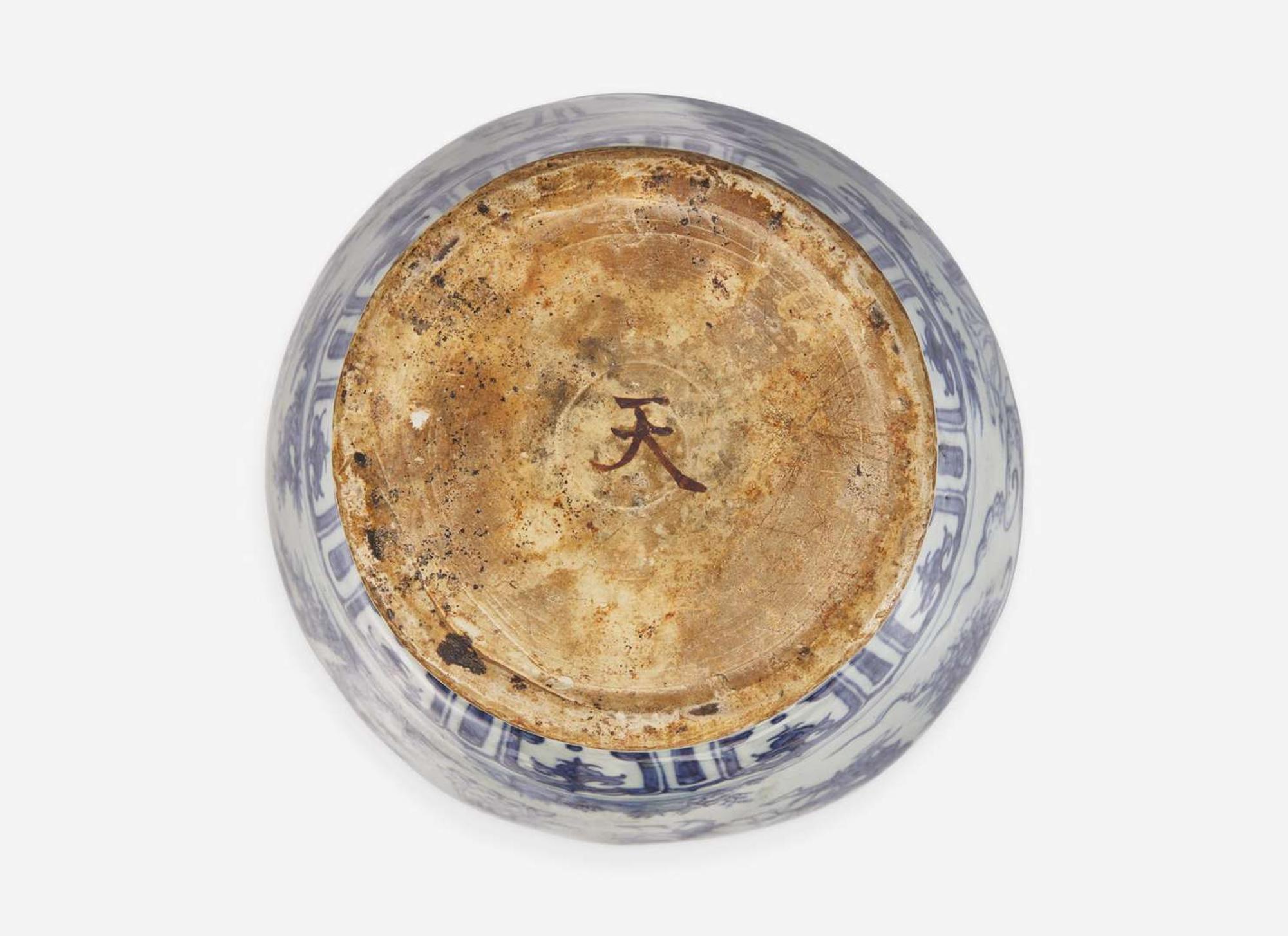 A Chinese blue and white porcelain "Windswept" jar 15th/16th century or later 青花人物罐 十五十六世紀或更晚