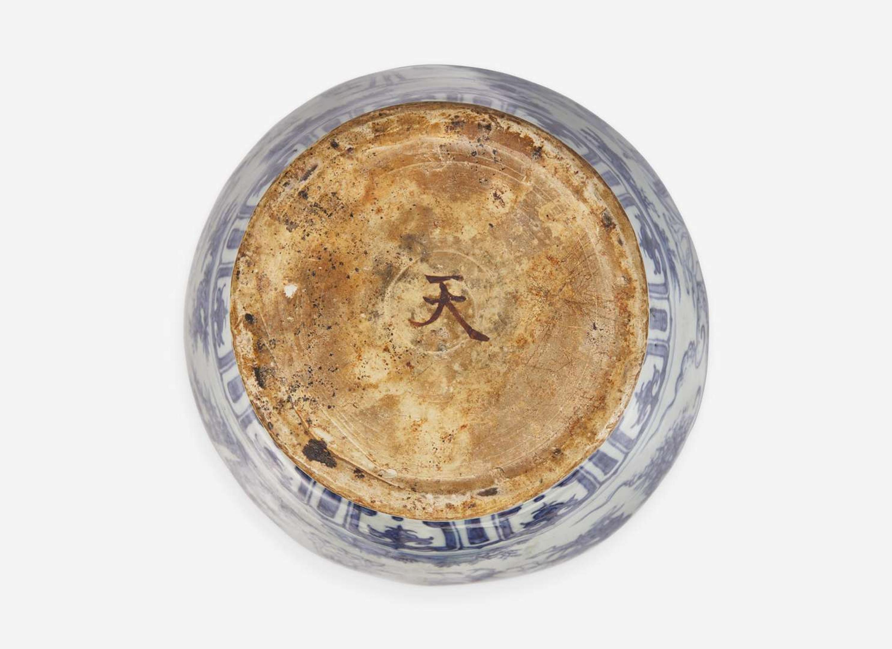 A Chinese blue and white porcelain "Windswept" jar 15th/16th century or later 青花人物罐 十五十六世紀或更晚