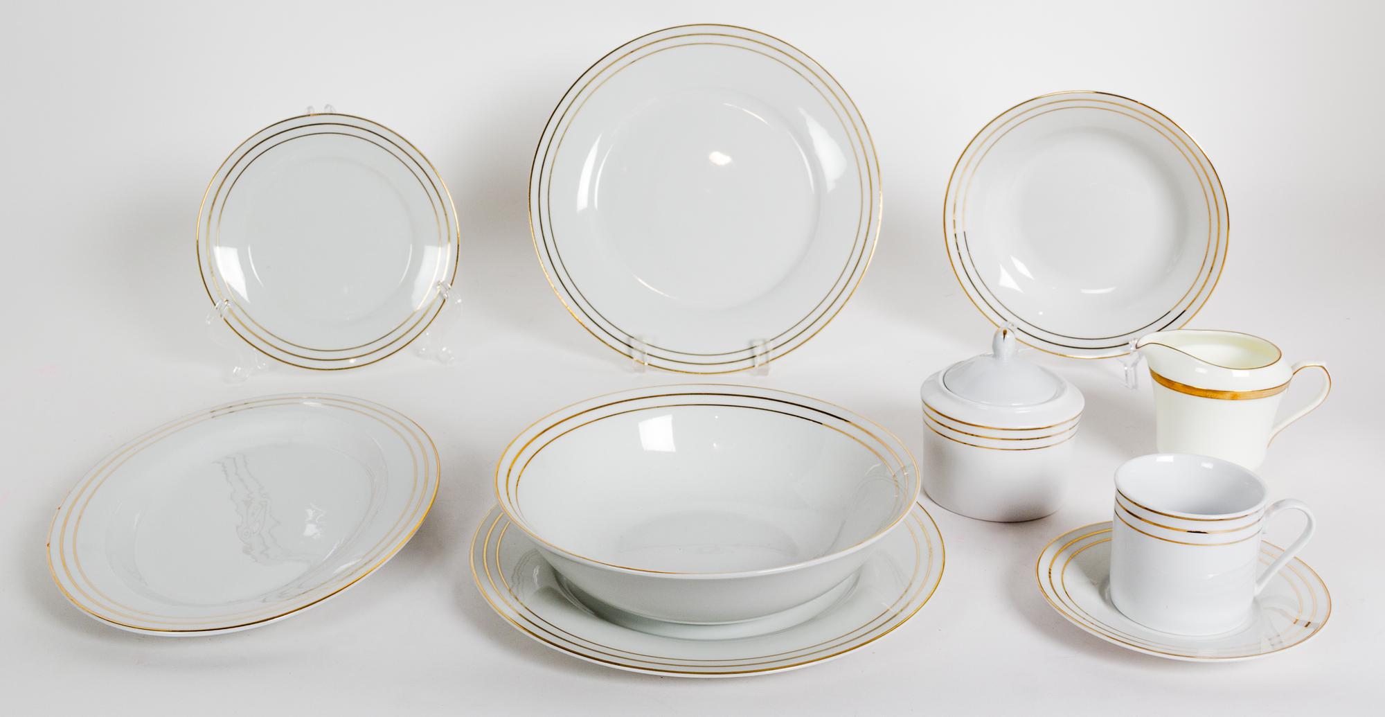 A Fairfield China Partial Dinner Service Dinner plate diameter 10 inches.